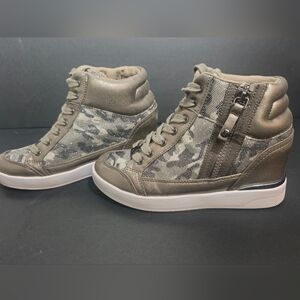 GBG Los Angeles Nelly Faux Leather Camouflage High-top Sneakers Size 7